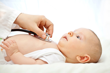 Arzt untersucht Baby Arzt untersucht Baby