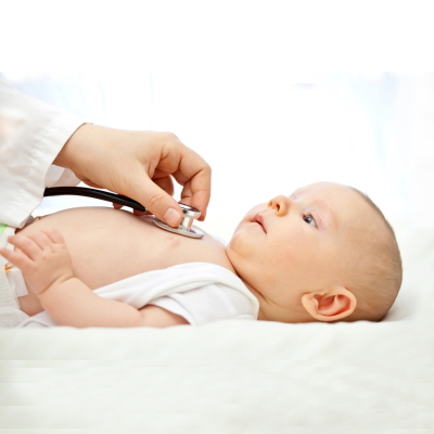 Baby wird von Arztin untersucht