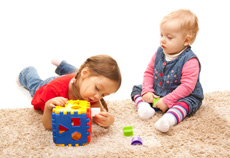Spielende Kleinkinder