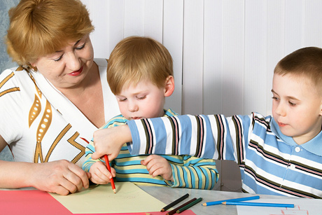Frau mit Kindern beim Zeichnen