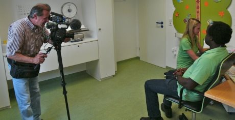 Fotograf Herr Wingert beim Filmdreh mit dem Kinderarzt