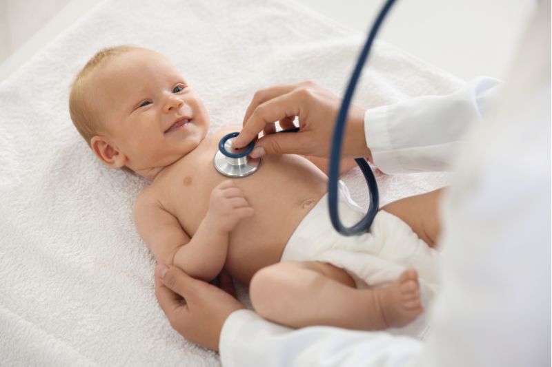 Arzt untersucht Baby Arzt untersucht ein Baby mit dem Stethoskop