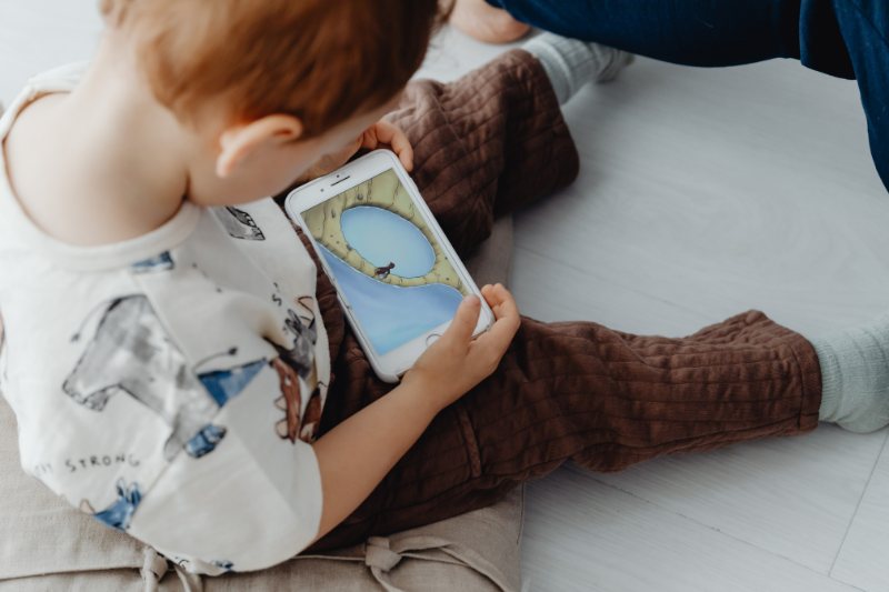 Kleinkind am Smartphone Kleinkind schaut auf ein Smartphone