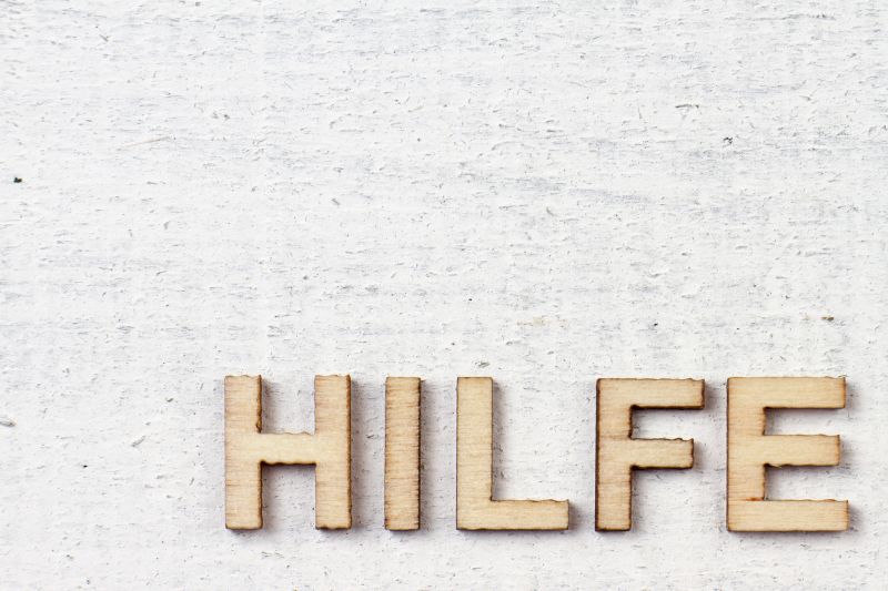 Hilfe geschrieben mit Holzbuchstaben